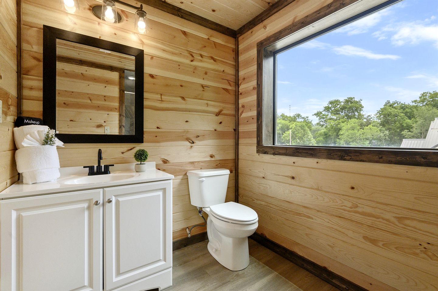 Waterfront Pet Friendly Cabin on Glover River with Hot Tub near Hochatown, Oklahoma