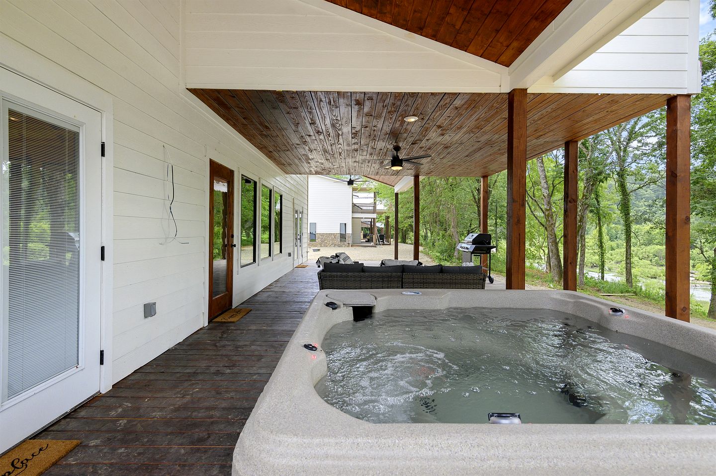 Waterfront Pet Friendly Cabin on Glover River with Hot Tub near Hochatown, Oklahoma