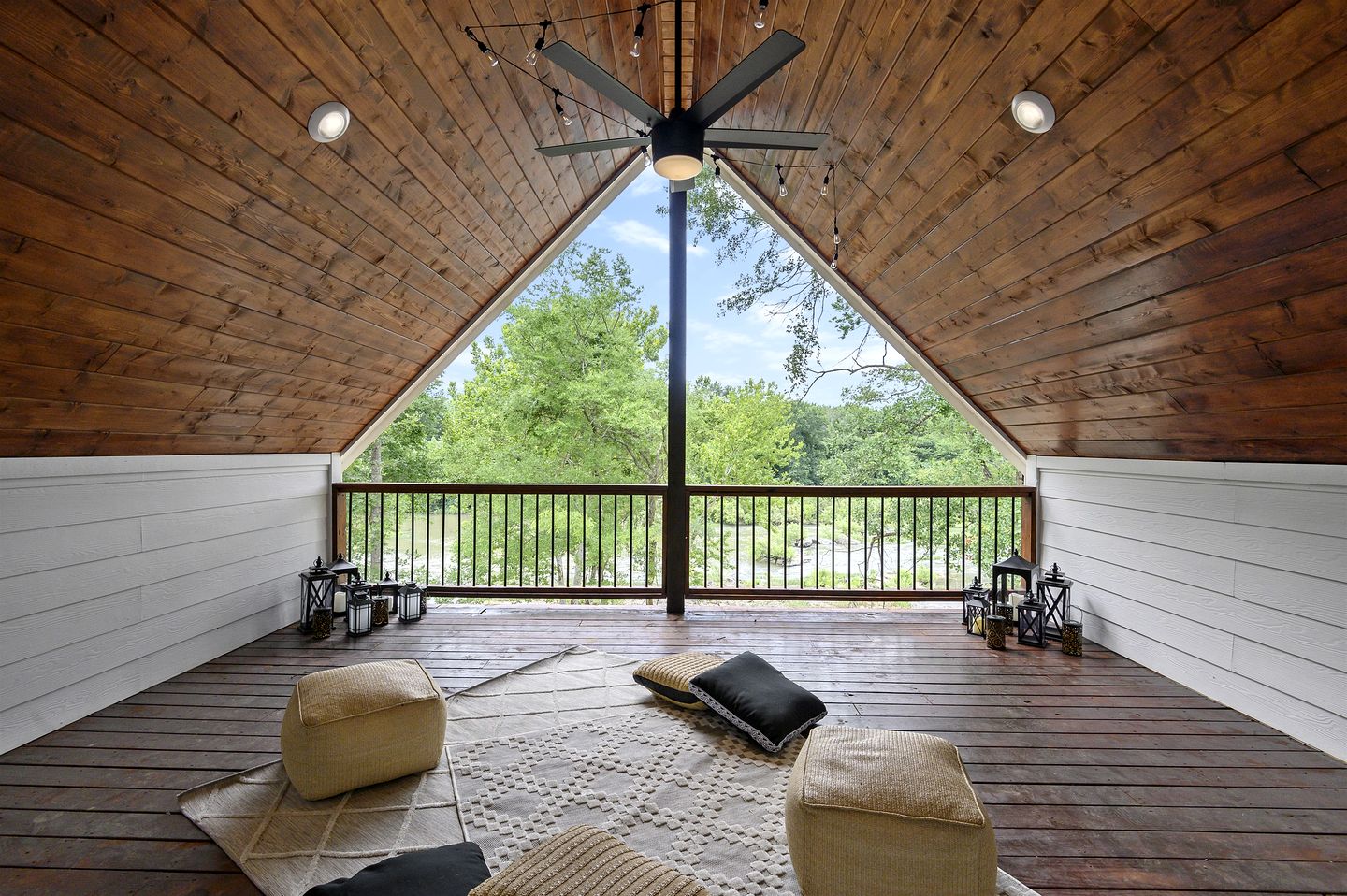 Waterfront Pet Friendly Cabin on Glover River with Hot Tub near Hochatown, Oklahoma
