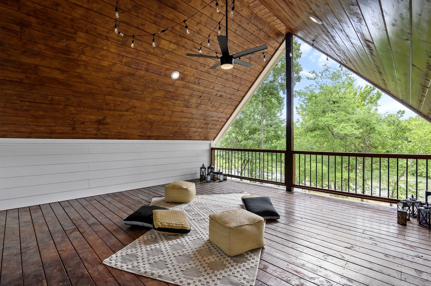 Waterfront Pet Friendly Cabin on Glover River with Hot Tub near Hochatown, Oklahoma