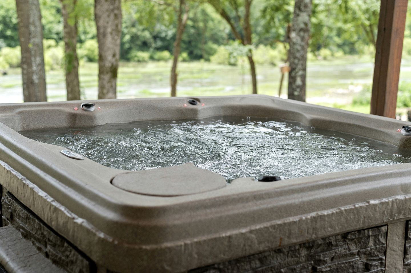 Waterfront Pet Friendly Cabin on Glover River with Hot Tub near Hochatown, Oklahoma