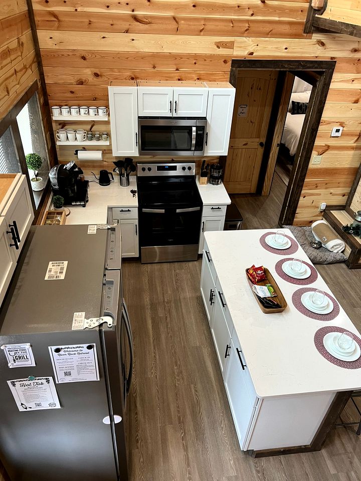 Waterfront Pet Friendly Cabin on Glover River with Hot Tub near Hochatown, Oklahoma