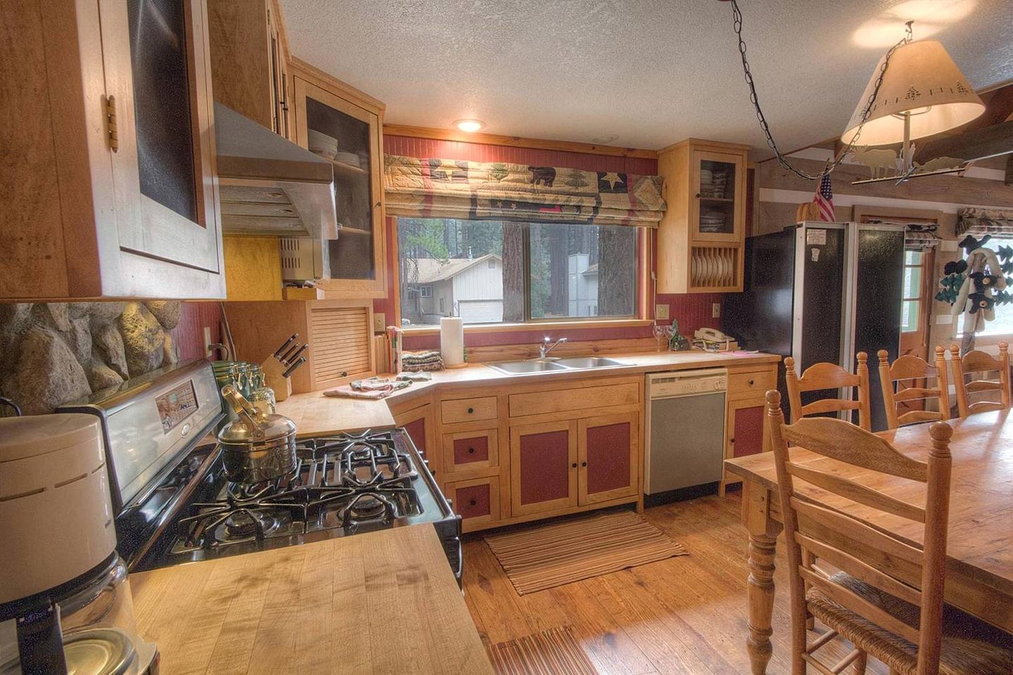 Superb Family Cabin with Hot Tub near Heavenly Valley Ski Area in Lake Tahoe, California