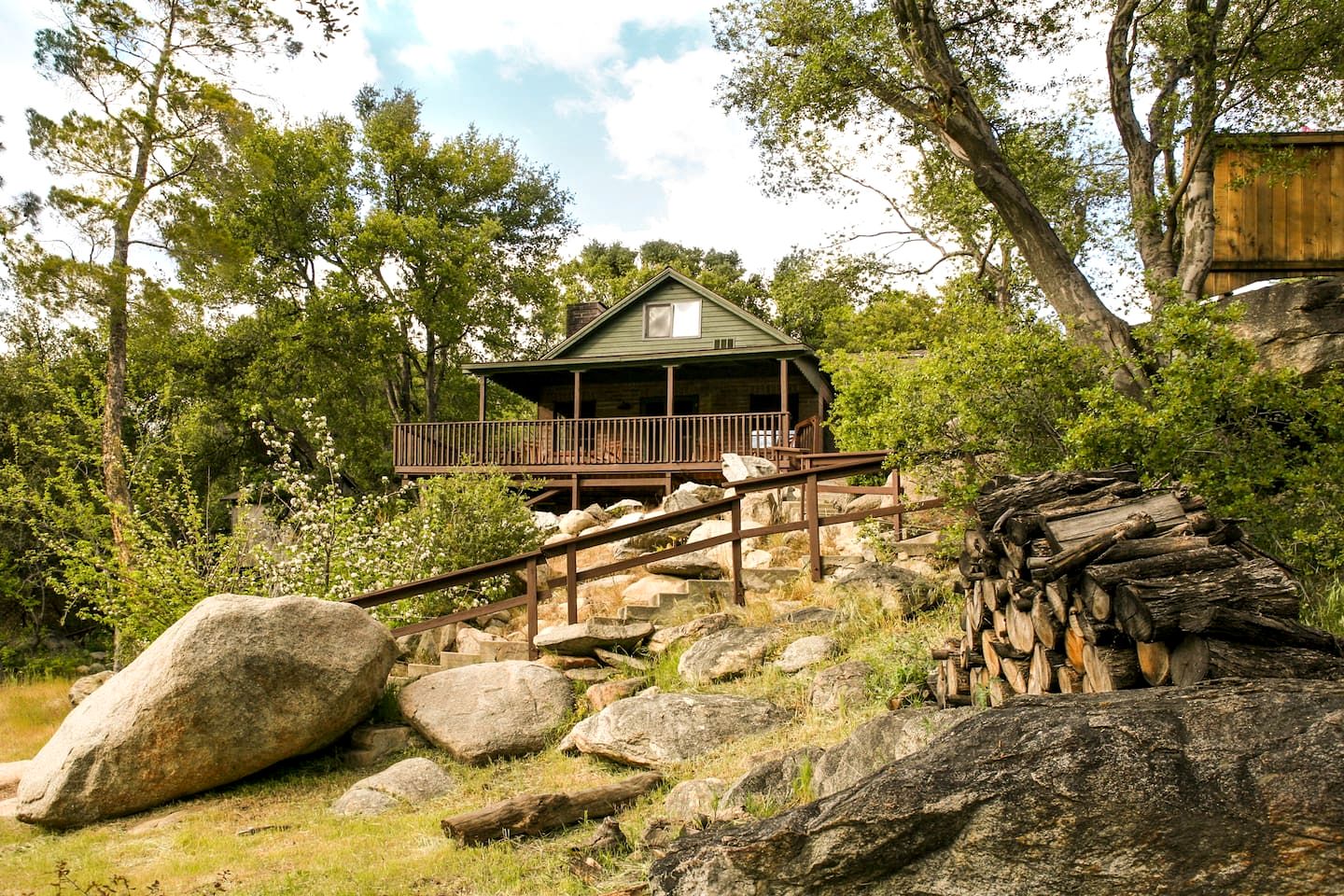 Charming Cabin Retreat on the Kern River with Hot Tub & River Access Near Kernville, CA