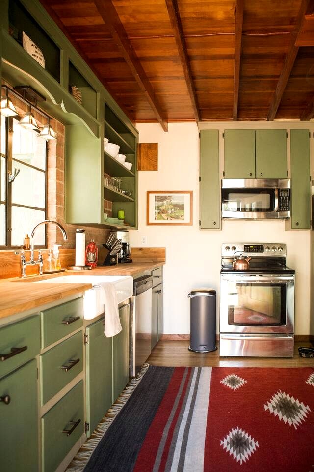 Charming Cabin Retreat on the Kern River with Hot Tub & River Access Near Kernville, CA