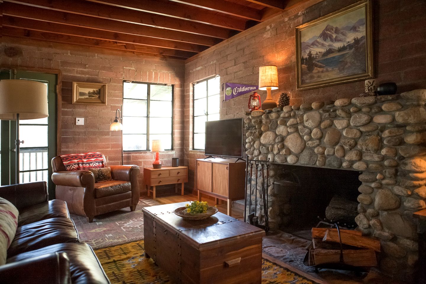Charming Cabin Retreat on the Kern River with Hot Tub & River Access Near Kernville, CA