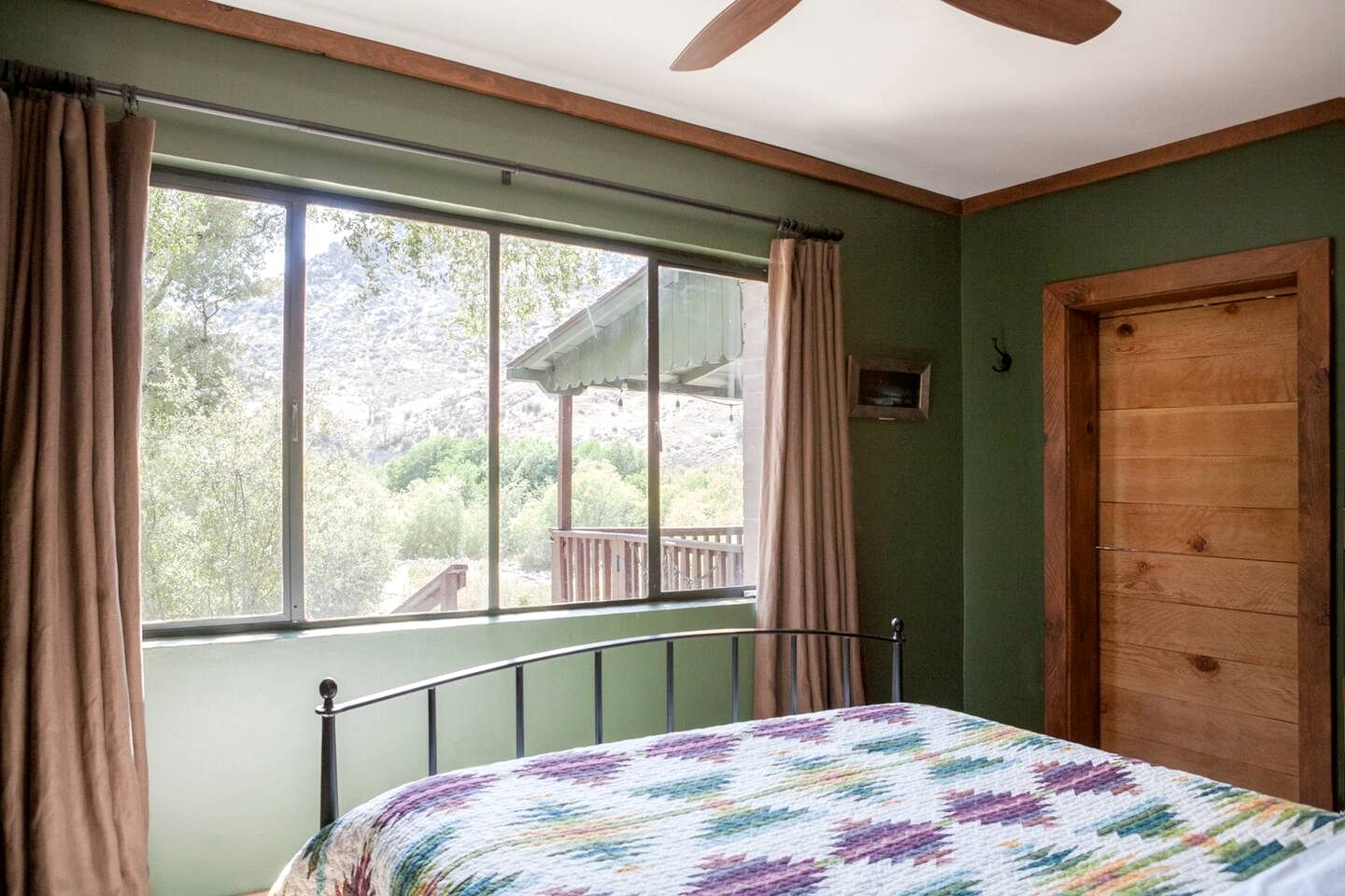 Charming Cabin Retreat on the Kern River with Hot Tub & River Access Near Kernville, CA