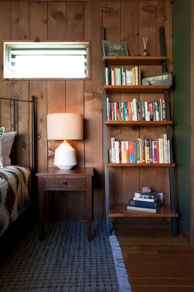 Charming Cabin Retreat on the Kern River with Hot Tub & River Access Near Kernville, CA