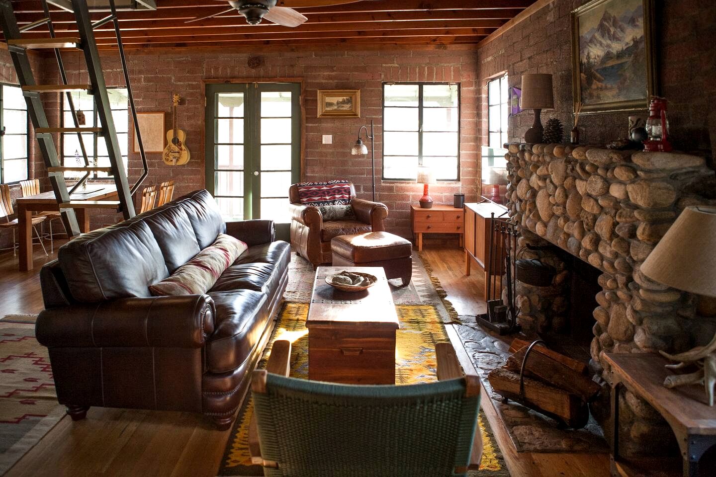 Charming Cabin Retreat on the Kern River with Hot Tub & River Access Near Kernville, CA