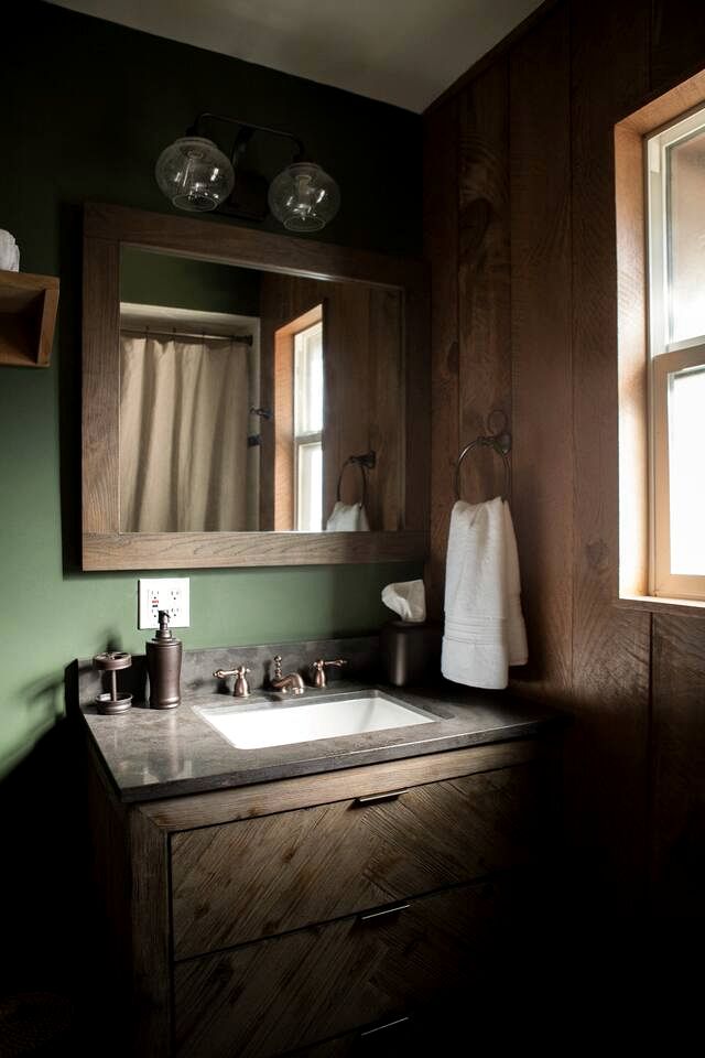 Charming Cabin Retreat on the Kern River with Hot Tub & River Access Near Kernville, CA