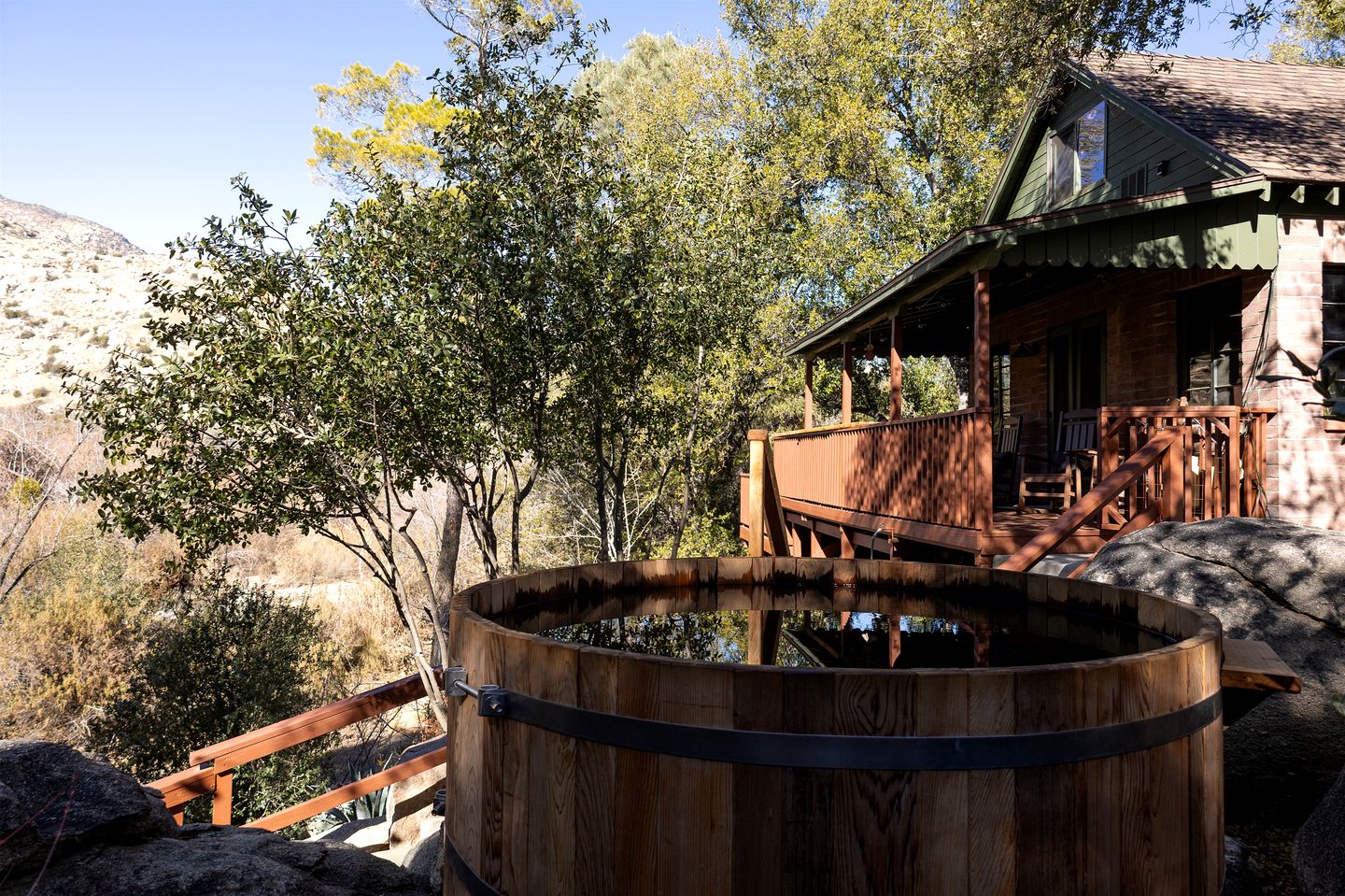 Charming Cabin Retreat on the Kern River with Hot Tub & River Access Near Kernville, CA