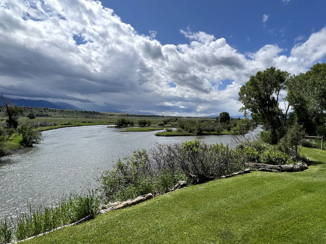 Charming Riverside Vacation Rental with Scenic Mountain Views near Ennis, Montana
