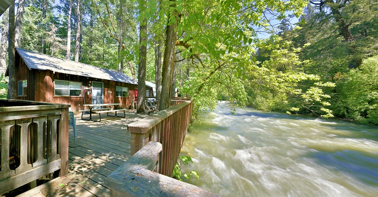 Beautiful Riverfront Cabin with Barbecue in Castella, California
