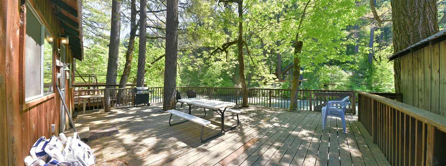 Beautiful Riverfront Cabin with Barbecue in Castella, California