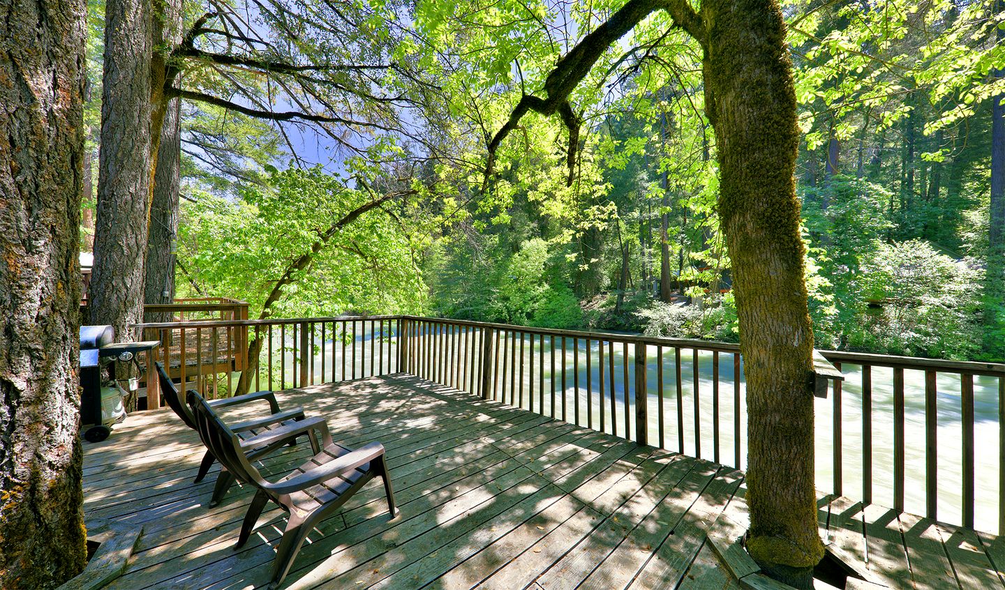 Beautiful Riverfront Cabin with Barbecue in Castella, California
