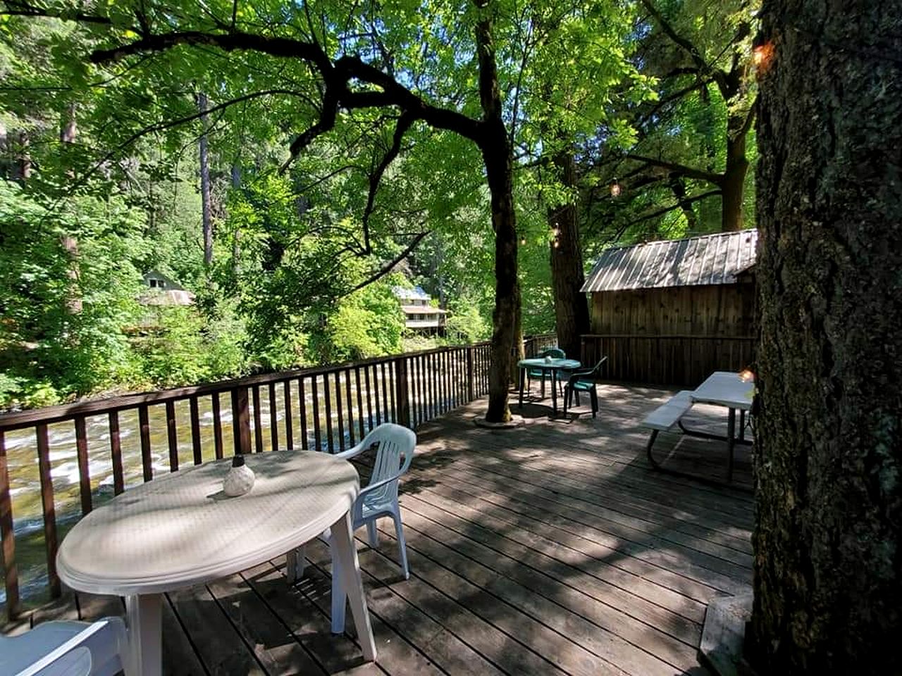 Beautiful Riverfront Cabin with Barbecue in Castella, California