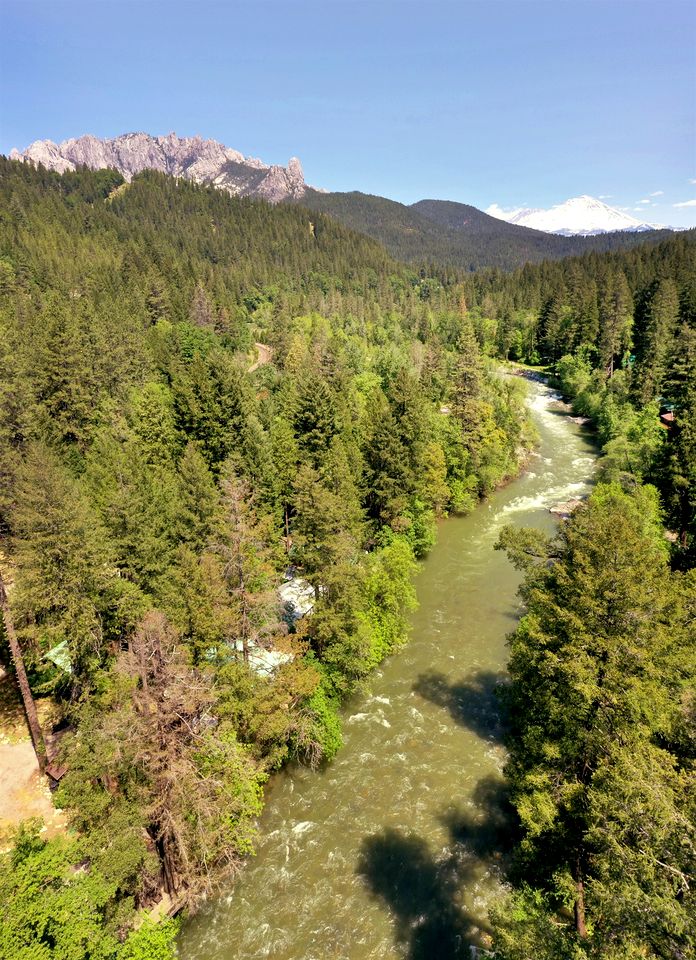 Beautiful Riverfront Cabin with Barbecue in Castella, California