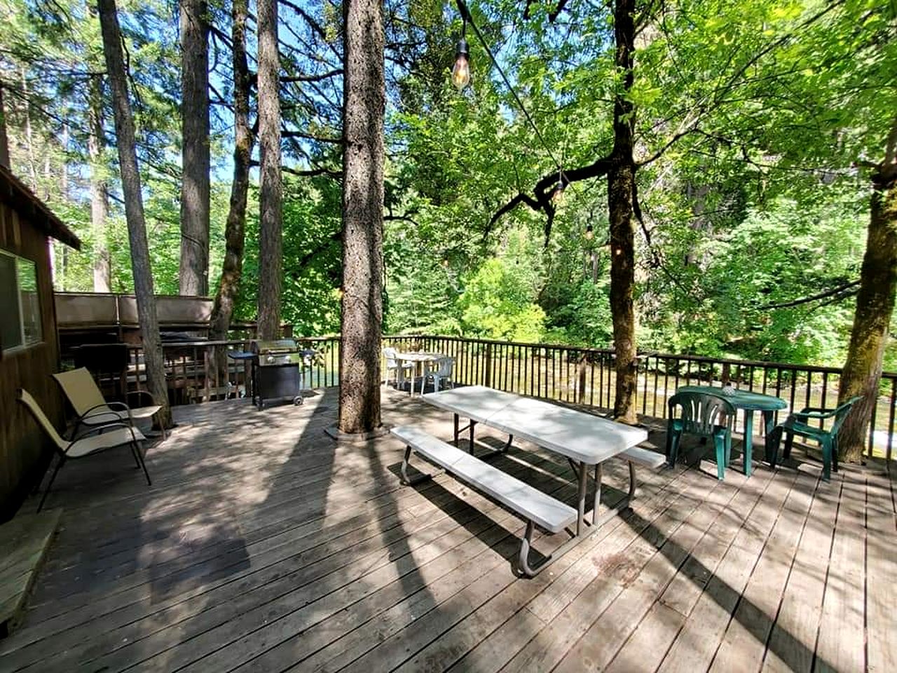 Beautiful Riverfront Cabin with Barbecue in Castella, California