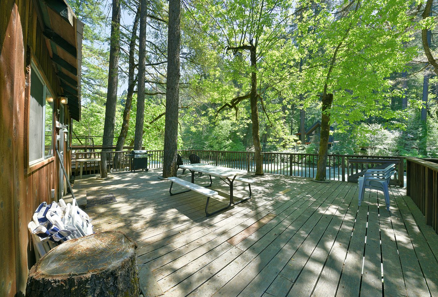 Beautiful Riverfront Cabin with Barbecue in Castella, California