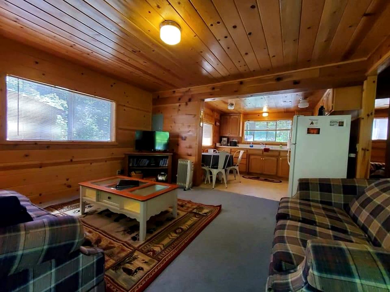 Beautiful Riverfront Cabin with Barbecue in Castella, California