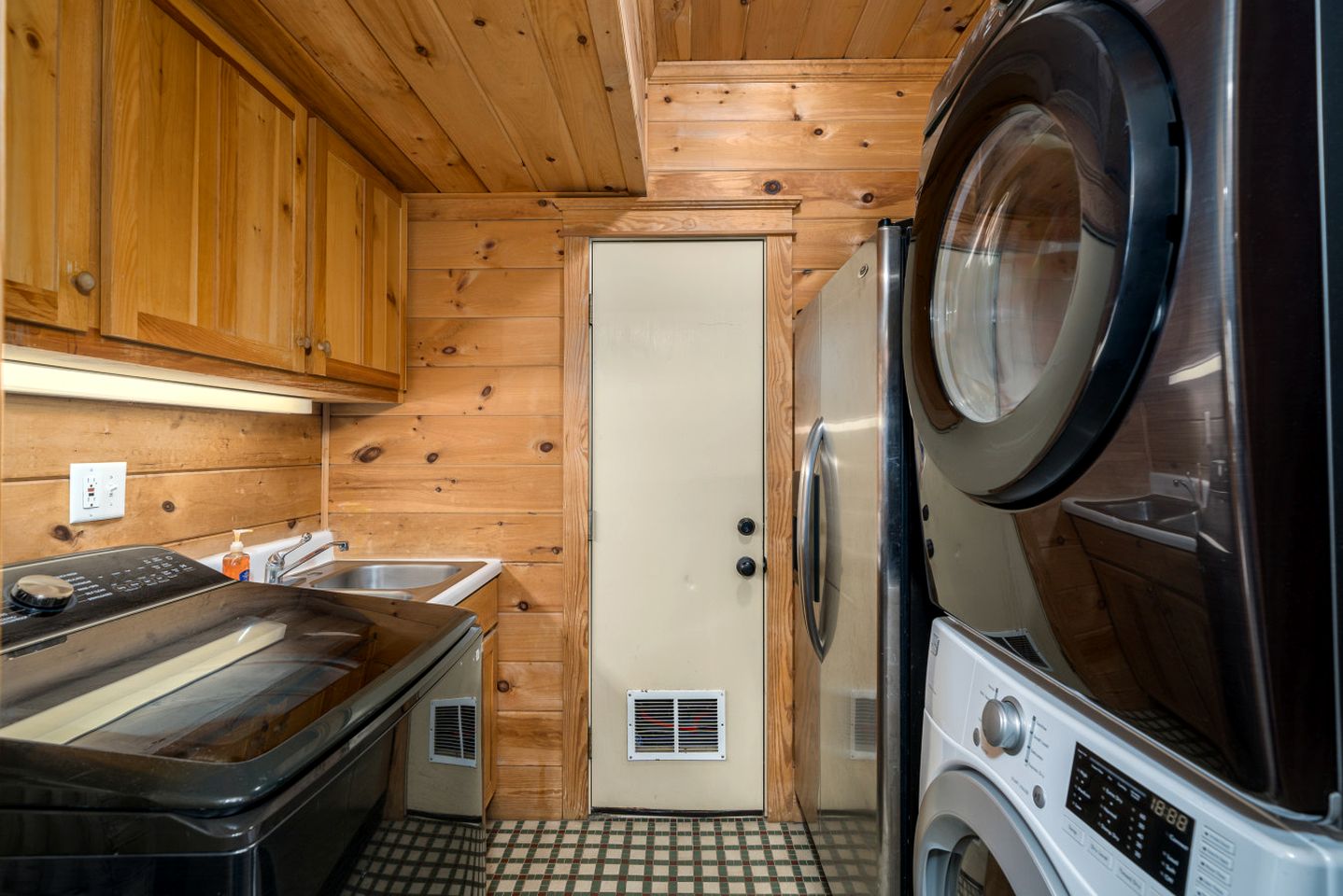 Luxury Three-Story Riverfront Cabin Rental for Groups in Blue Ridge Region of Georgia