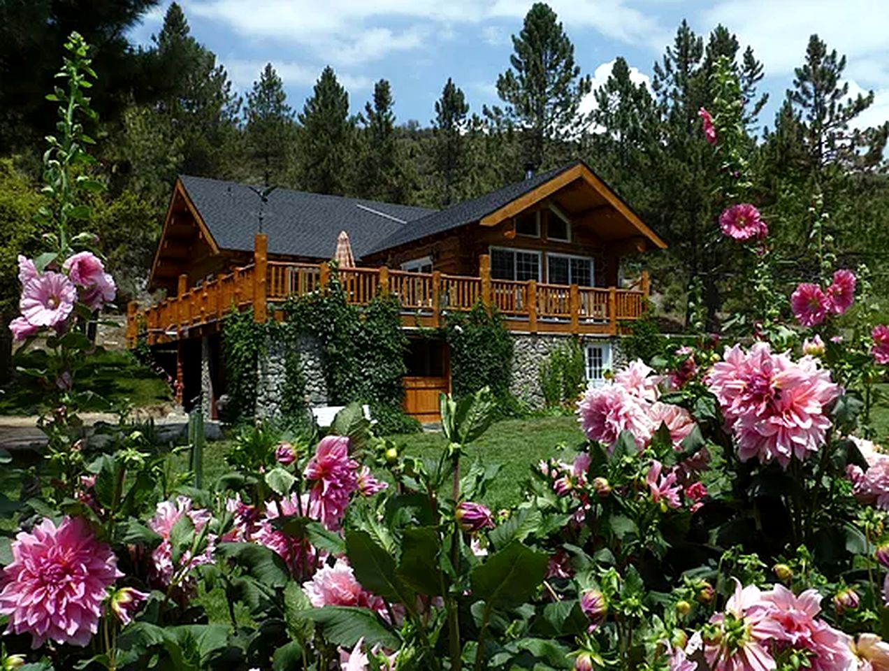 Luxurious Riverside Log Cabin in the Mountains of Southern California