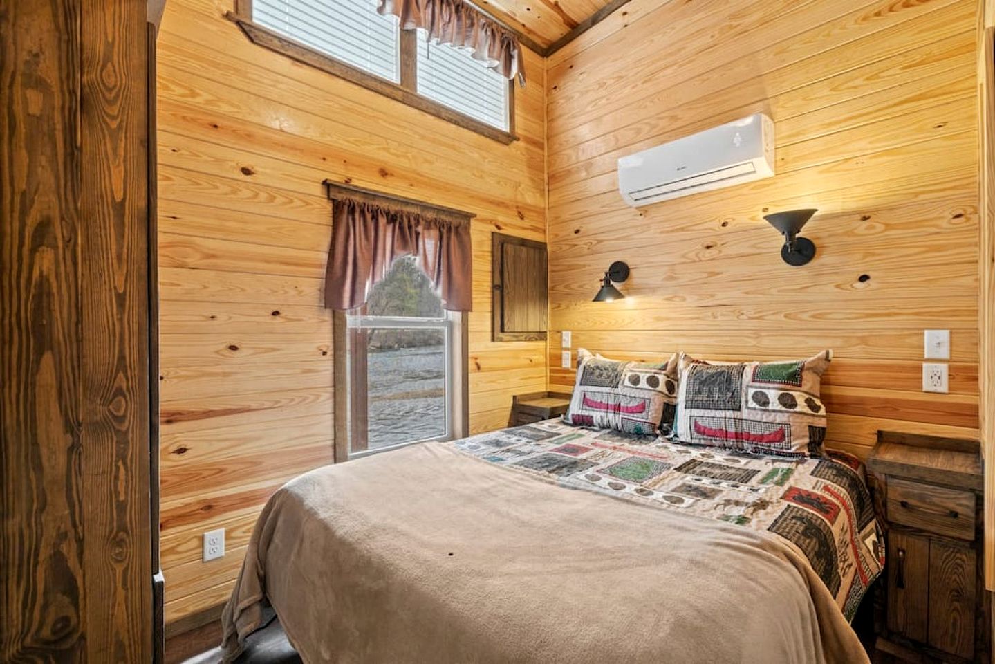 Outstanding Tiny House with Fire Pit and Barbecue in Sylva, North Carolina
