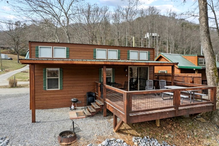 Outstanding Tiny House with Fire Pit and Barbecue in Sylva, North Carolina