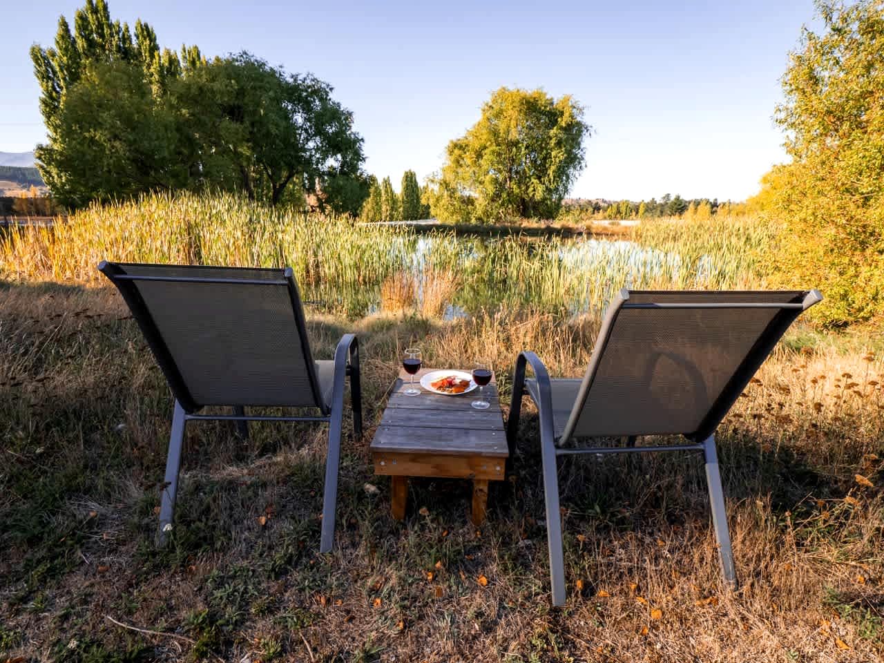 Riverfront Tiny House Perfect for a Couple Getaway in Clyde, South Island