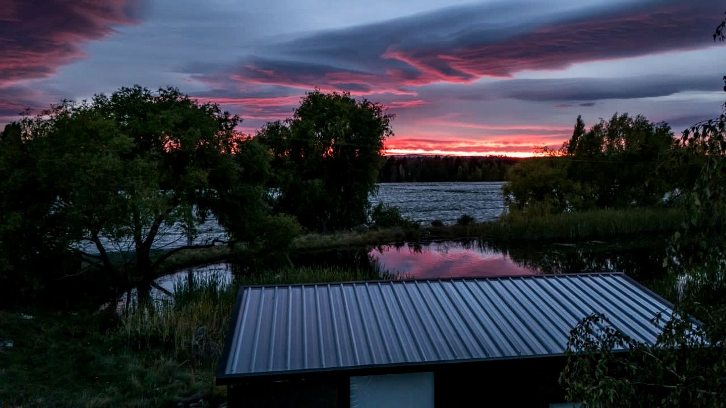Riverfront Tiny House Perfect for a Couple Getaway in Clyde, South Island