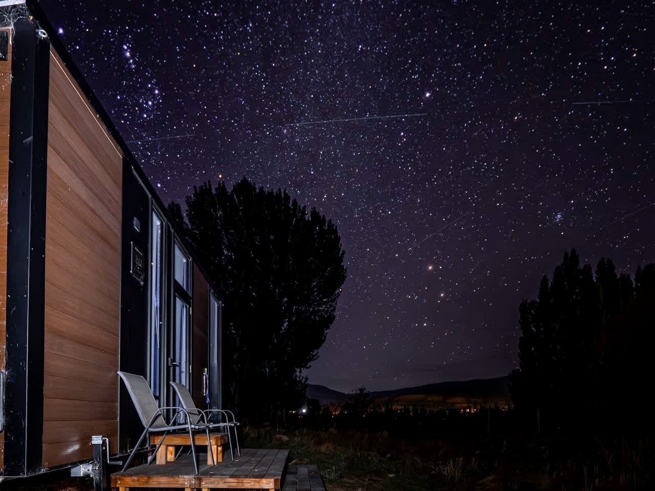 Riverfront Tiny House Perfect for a Couple Getaway in Clyde, South Island