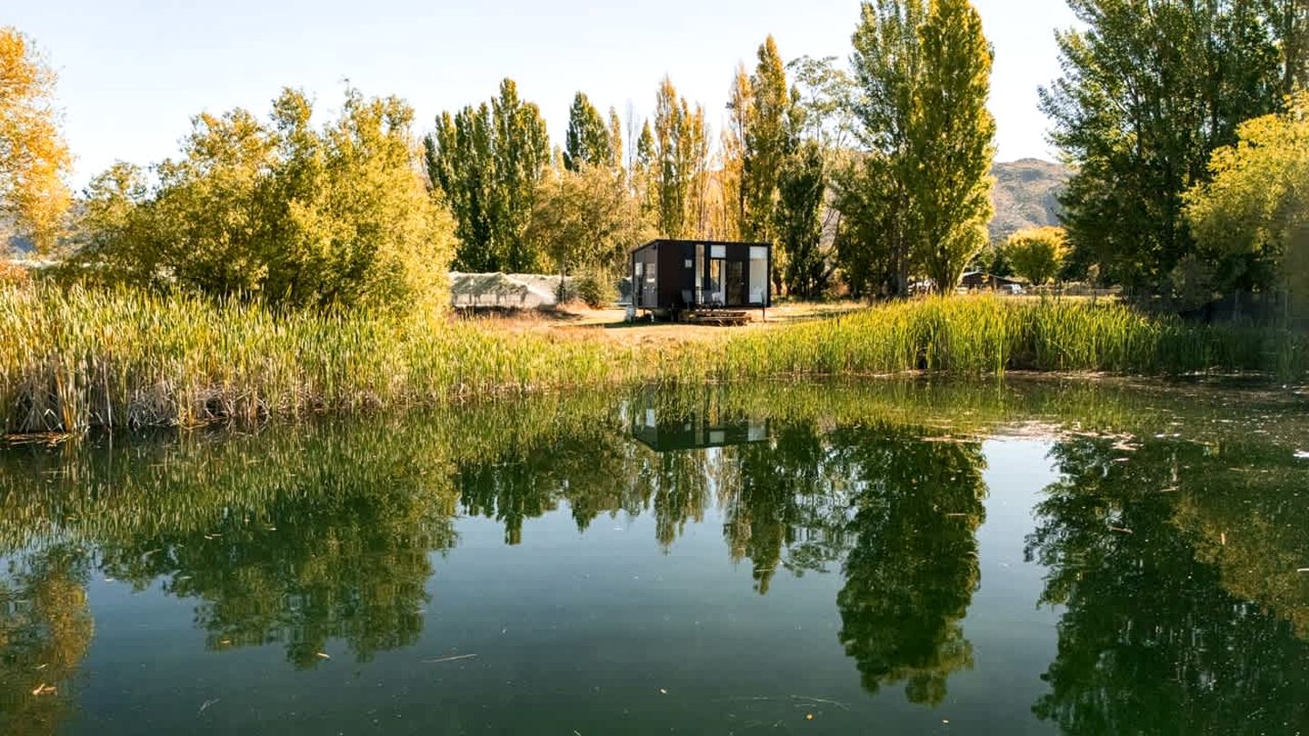 Riverfront Tiny House Perfect for a Couple Getaway in Clyde, South Island