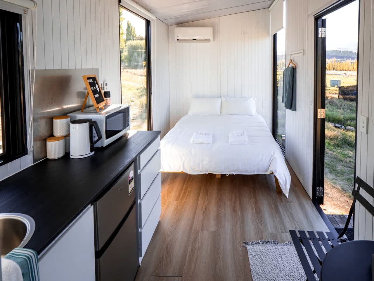Riverfront Tiny House Perfect for a Couple Getaway in Clyde, South Island