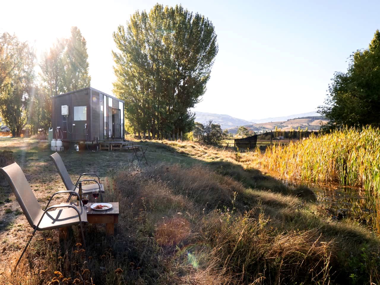 Riverfront Tiny House Perfect for a Couple Getaway in Clyde, South Island