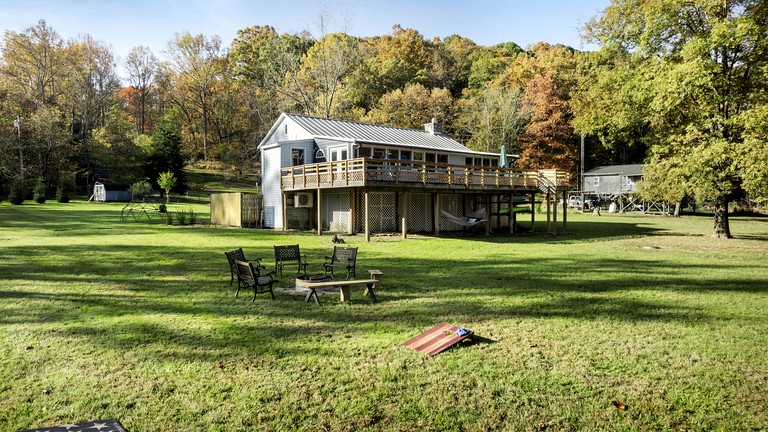 Creekfront Luminous Cottage Beautifully Design with Private Deck and Fire Pit in WV
