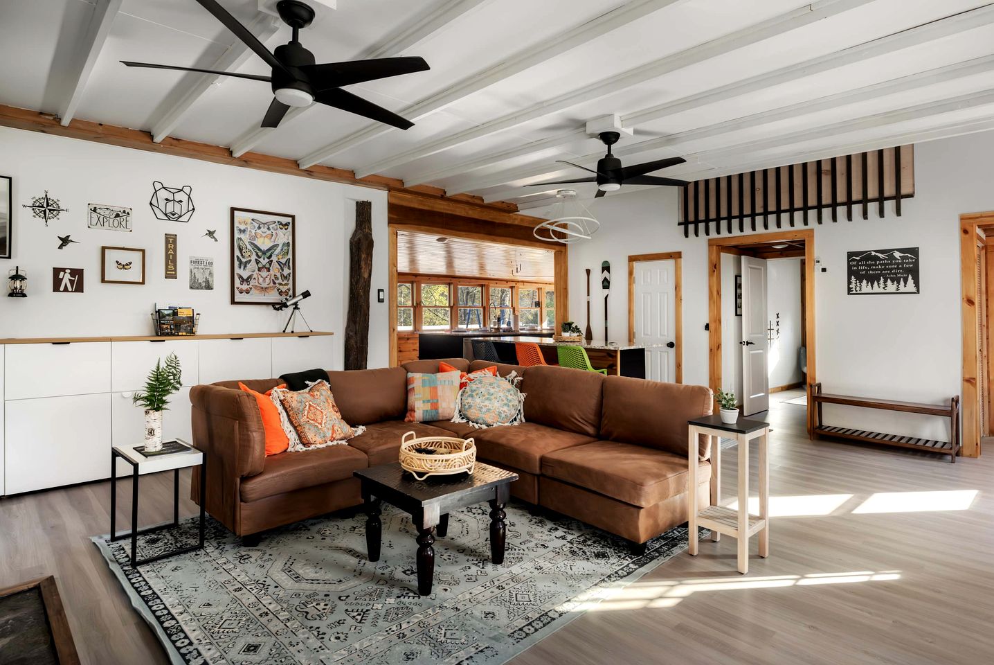 Creekfront Luminous Cottage Beautifully Design with Private Deck and Fire Pit in WV