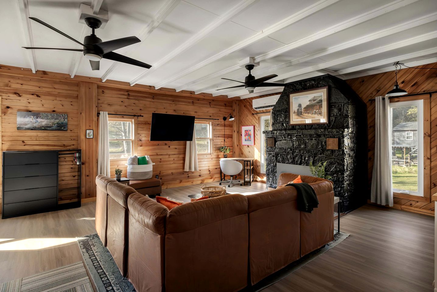Creekfront Luminous Cottage Beautifully Design with Private Deck and Fire Pit in WV