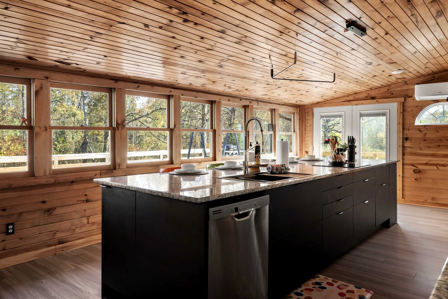 Creekfront Luminous Cottage Beautifully Design with Private Deck and Fire Pit in WV