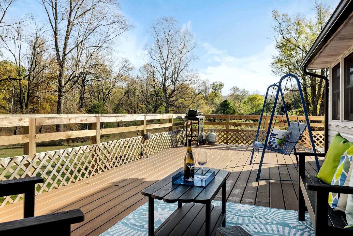Creekfront Luminous Cottage Beautifully Design with Private Deck and Fire Pit in WV