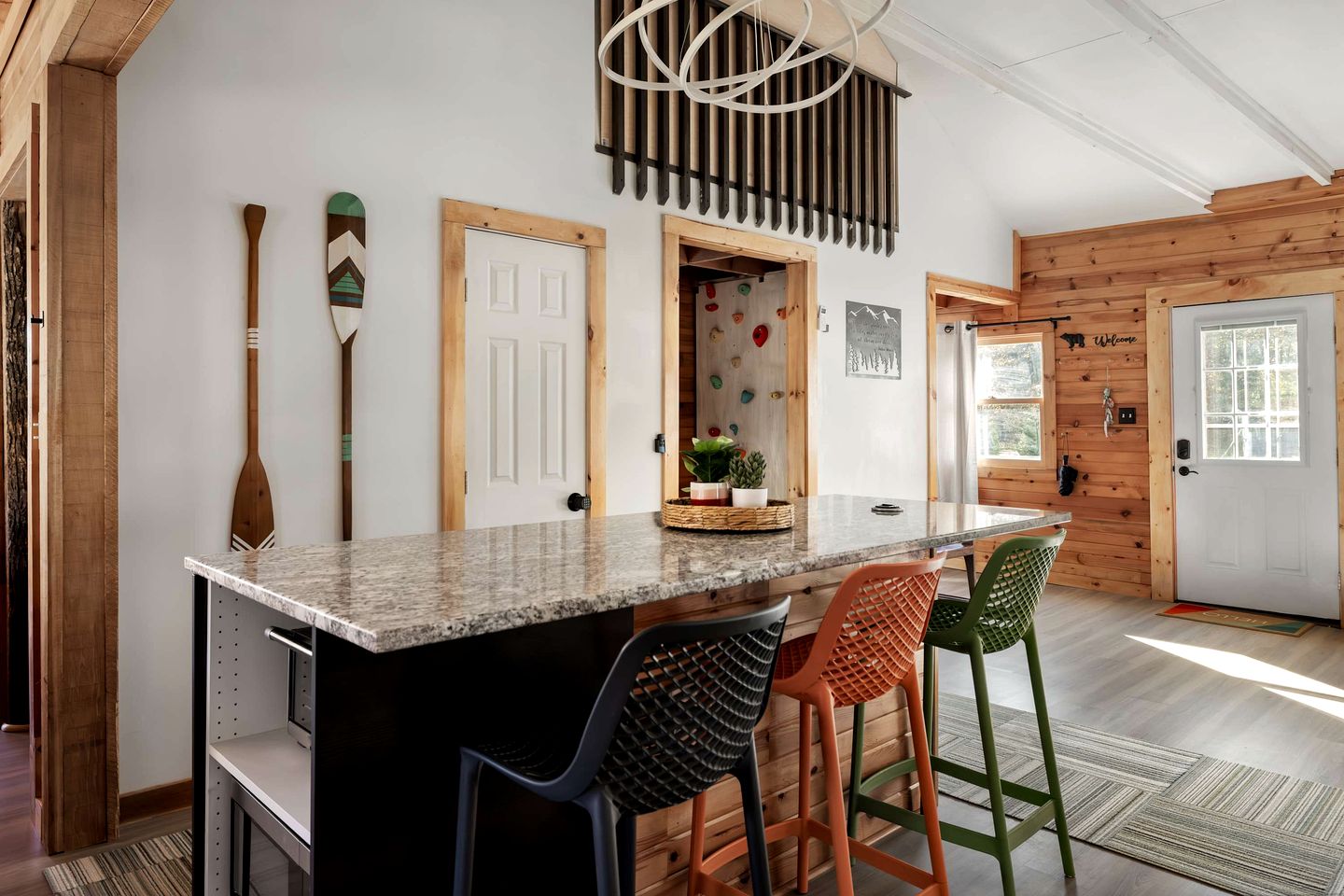 Creekfront Luminous Cottage Beautifully Design with Private Deck and Fire Pit in WV
