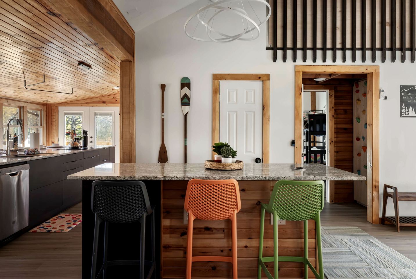 Creekfront Luminous Cottage Beautifully Design with Private Deck and Fire Pit in WV