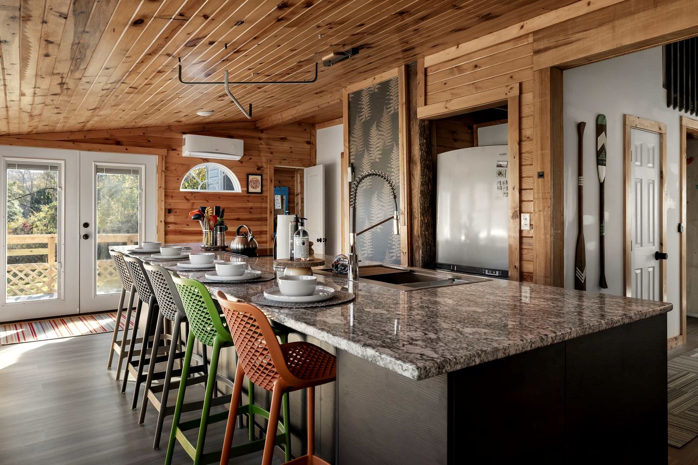 Creekfront Luminous Cottage Beautifully Design with Private Deck and Fire Pit in WV