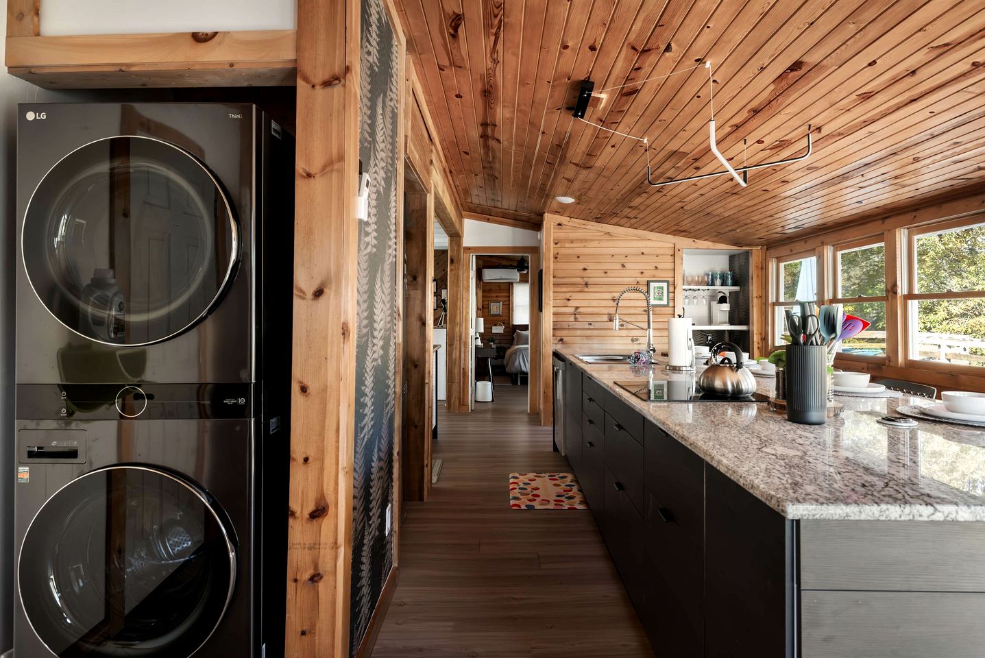 Creekfront Luminous Cottage Beautifully Design with Private Deck and Fire Pit in WV