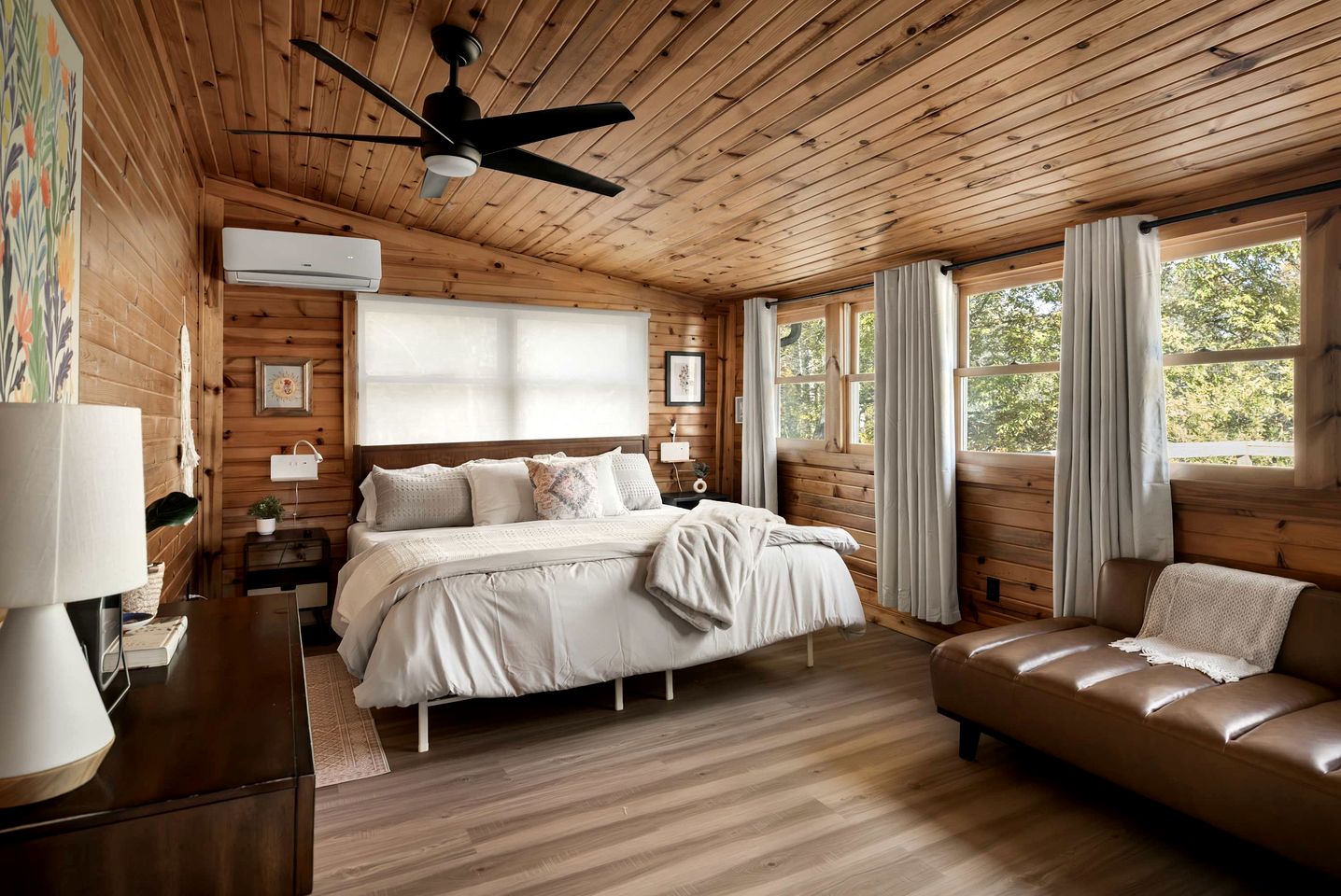 Creekfront Luminous Cottage Beautifully Design with Private Deck and Fire Pit in WV