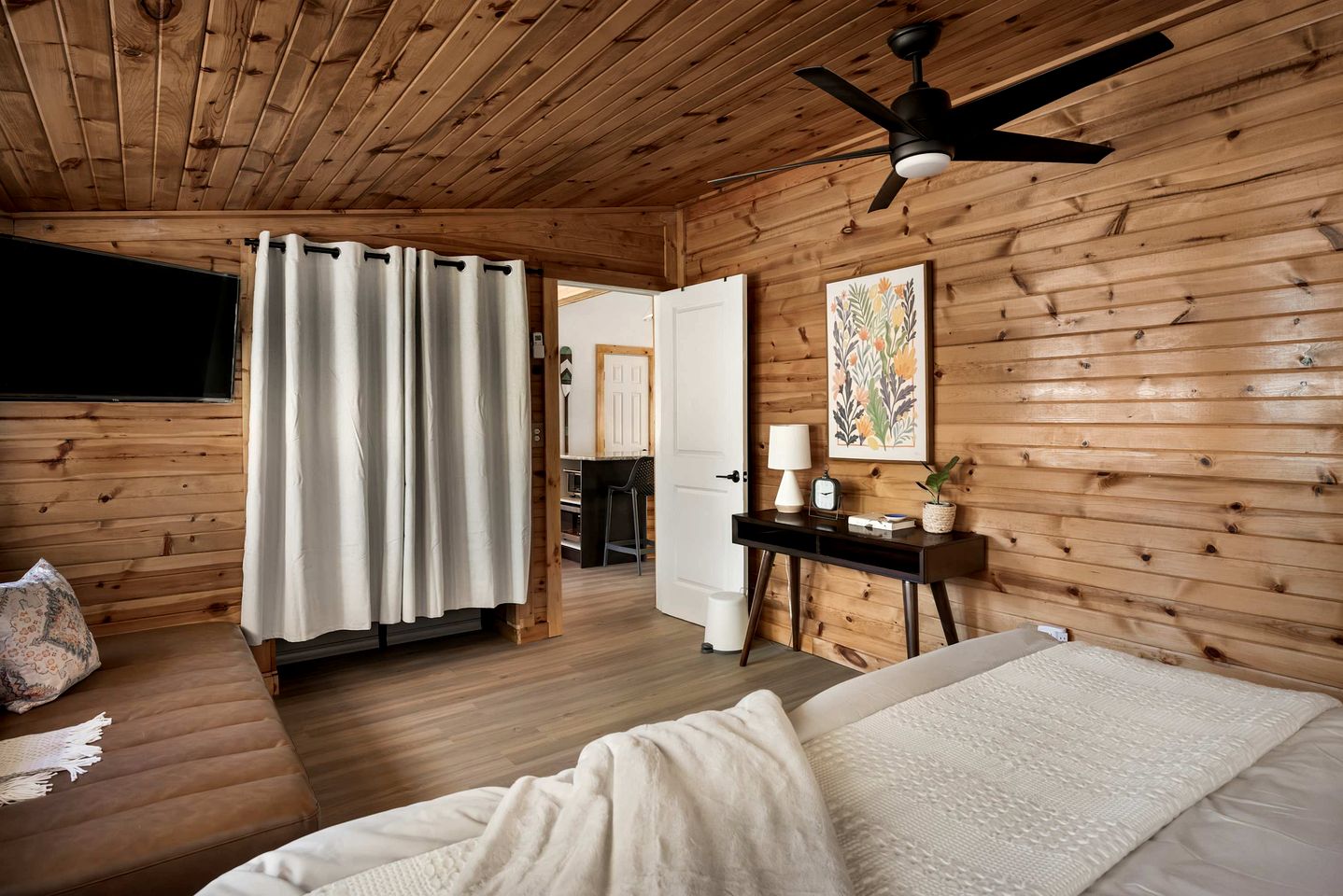 Creekfront Luminous Cottage Beautifully Design with Private Deck and Fire Pit in WV