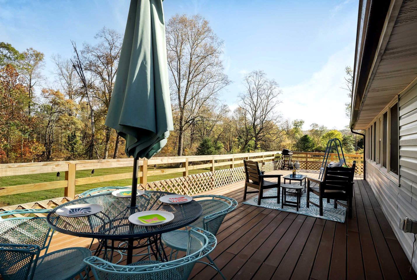 Creekfront Luminous Cottage Beautifully Design with Private Deck and Fire Pit in WV