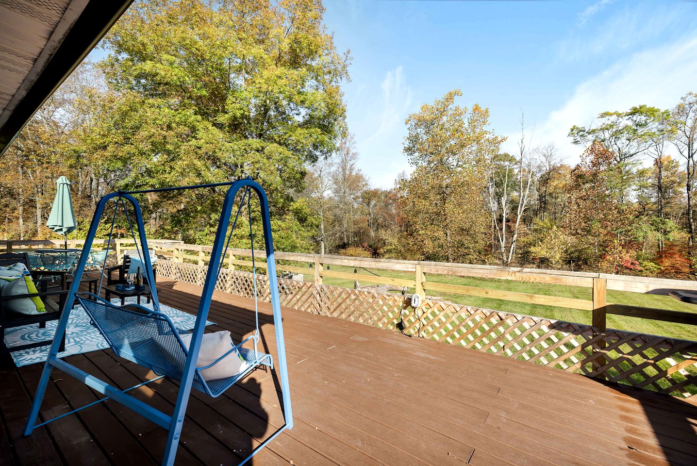 Creekfront Luminous Cottage Beautifully Design with Private Deck and Fire Pit in WV