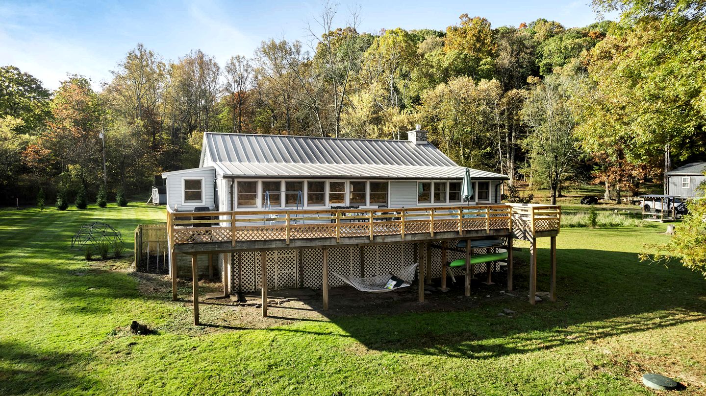 Creekfront Luminous Cottage Beautifully Design with Private Deck and Fire Pit in WV