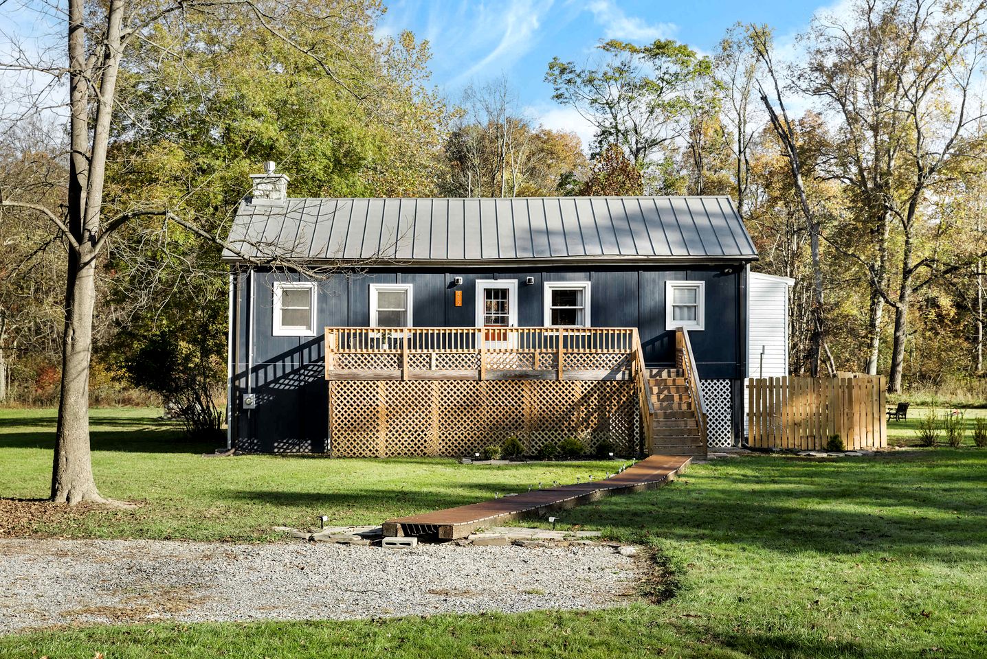 Creekfront Luminous Cottage Beautifully Design with Private Deck and Fire Pit in WV