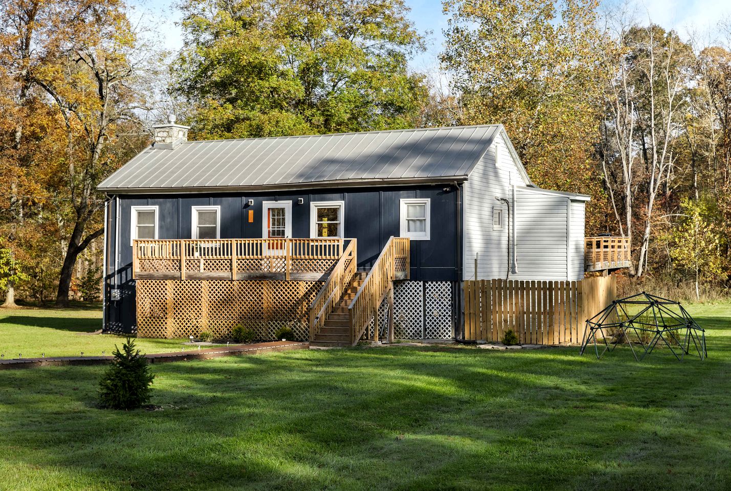 Creekfront Luminous Cottage Beautifully Design with Private Deck and Fire Pit in WV